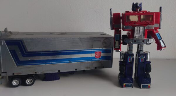 Hasbro Optimus Prime Transformers 1984 Missing Roller and Fists - Image 3